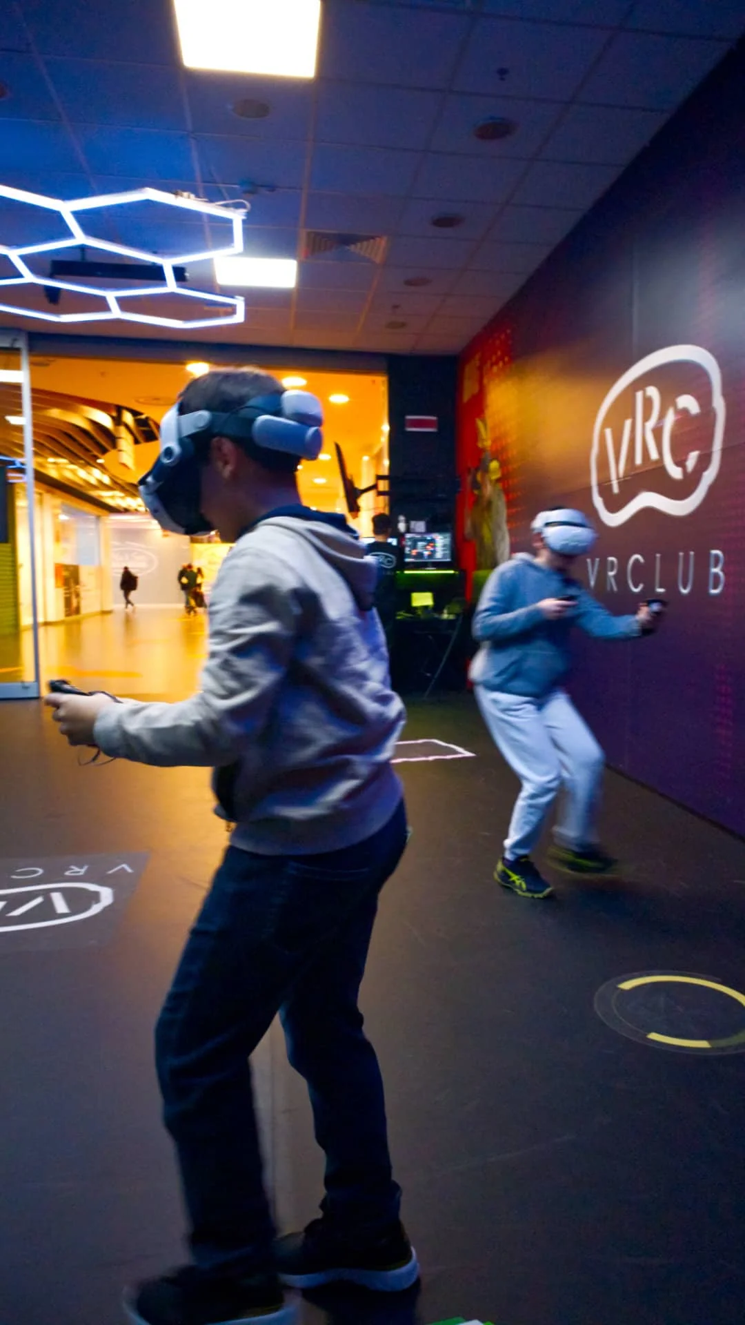 Gruppo di ragazzi che giocano con il visore VR