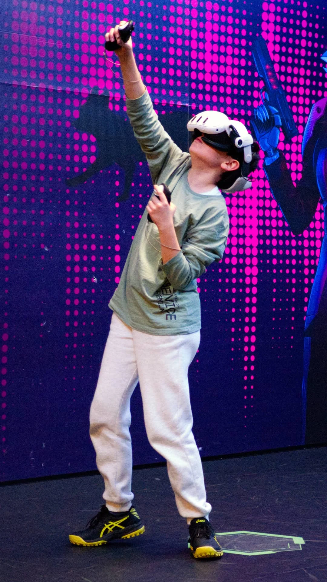Bambino che gioca con il Visore VR, con lo sguardo rivolto verso l'alto
