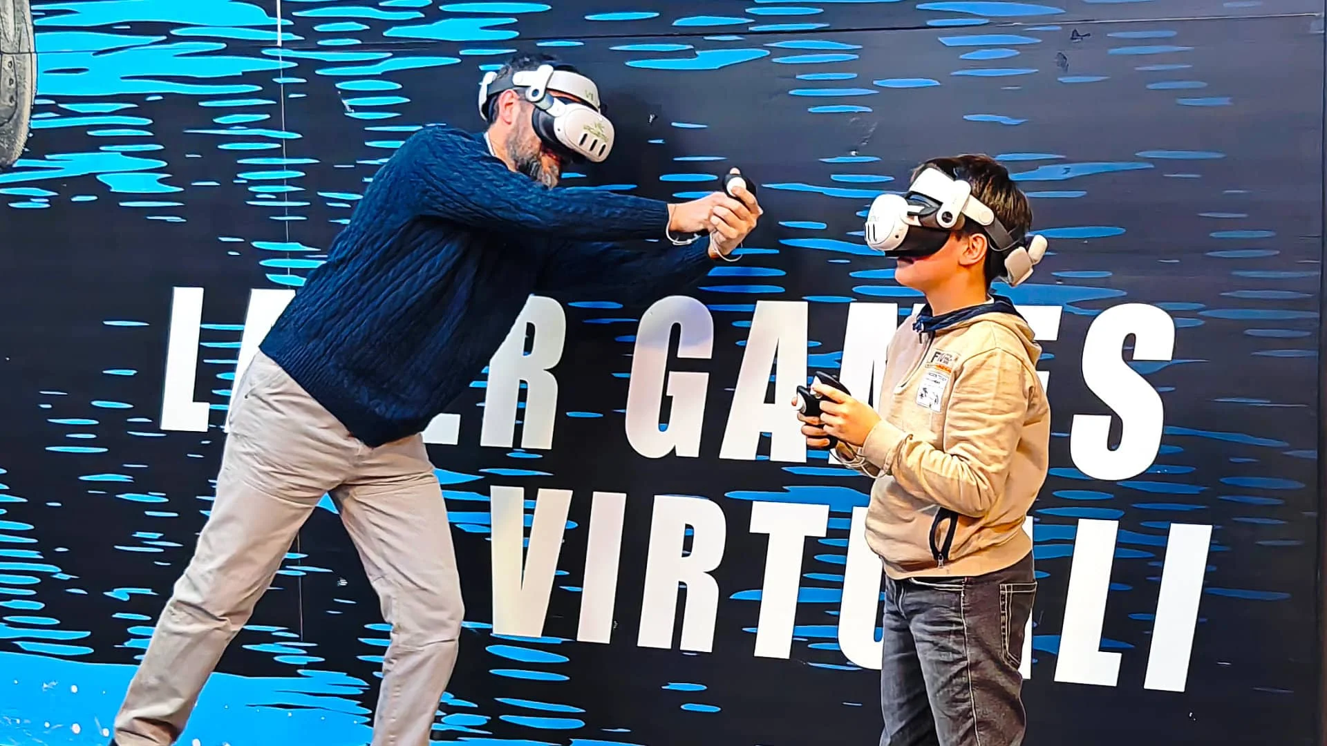 Padre che gioca con il figlio con i visori VR