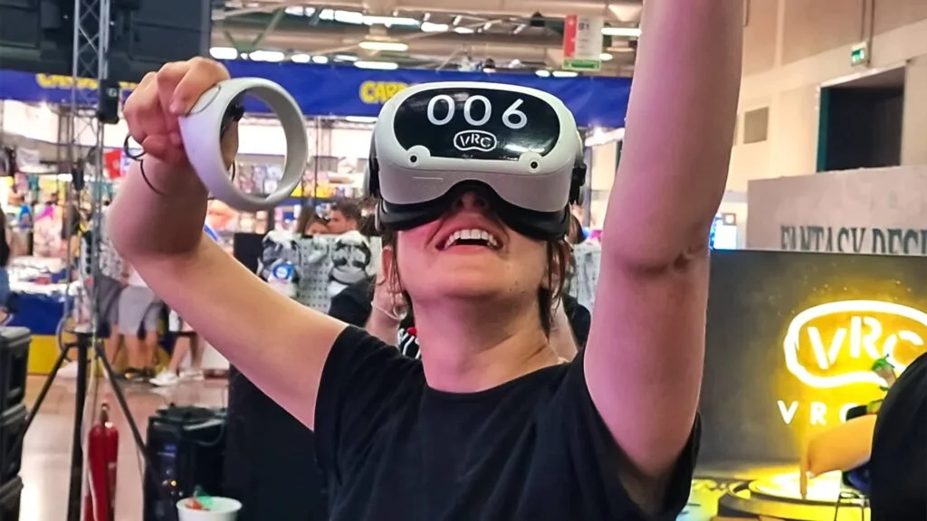 Ragazza si diverte in fiera con il visore per la realtà virtuale di VR Club