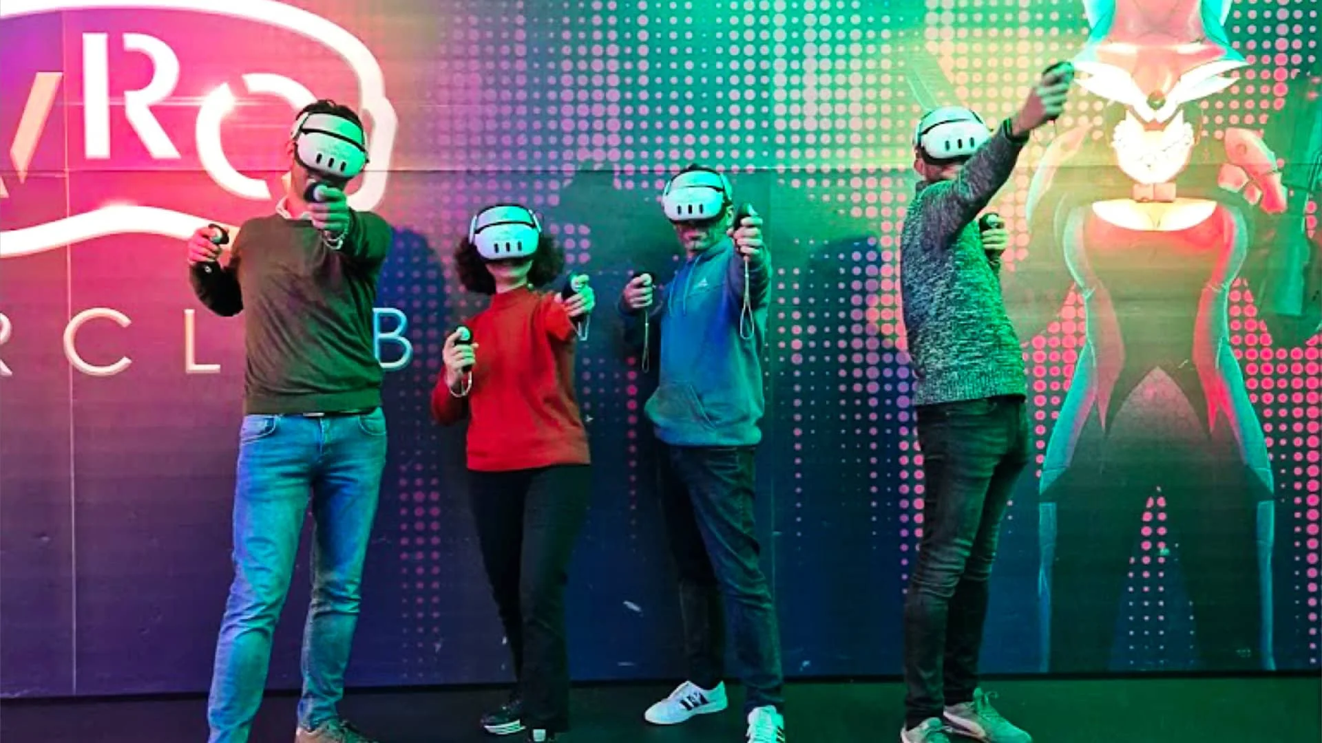 Gruppo di adulti in posa che si divertono con la realtà virtuale