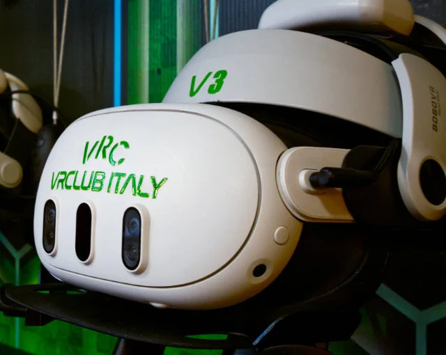 Primo piano di un visore per la realtà virtuale bianco con la scritta VR Club Italy.