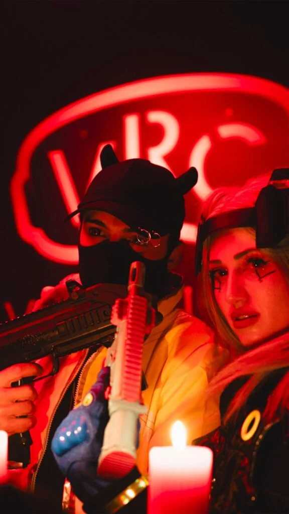 Coppia di Cosplayer in un'arena VR Club con il setting di luci rosso