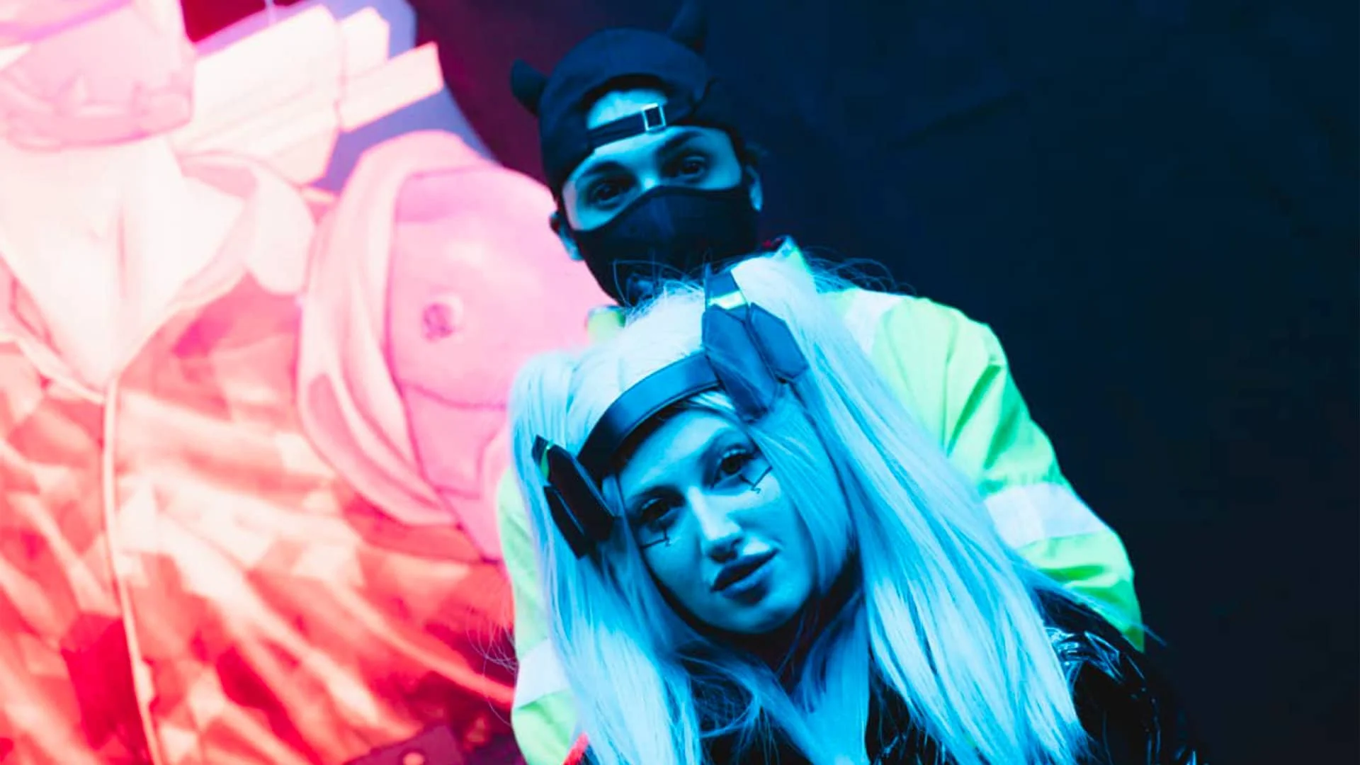 Primo piano inclinato di due cosplayer in un'arena VR Club
