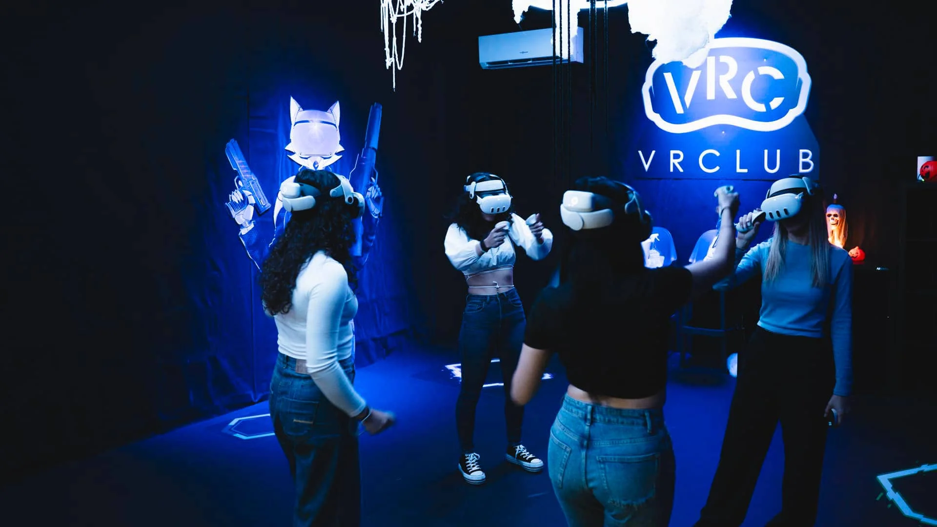 Gruppo di Ragazze che giocano in Arena VR Club durante un evento di Halloween