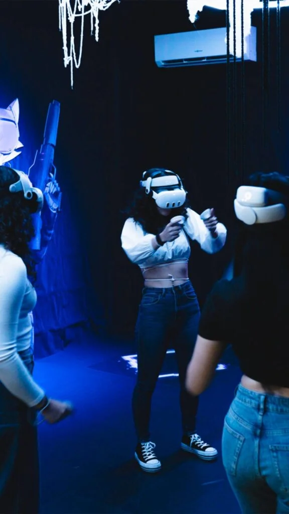 Gruppo di Ragazze che giocano in Arena VR Club durante un evento di Halloween