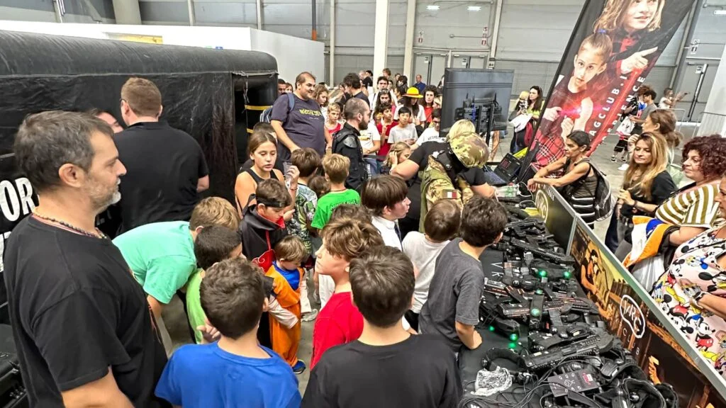 Foto dimostrativa di una grande affluenza di un gruppo scuola presso lo stand Lasertag di VR Club durante il Romics 2024