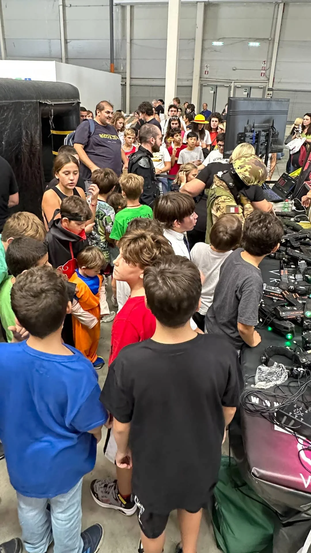 Foto dimostrativa di una grande affluenza di un gruppo scuola presso lo stand Lasertag di VR Club durante il Romics 2024