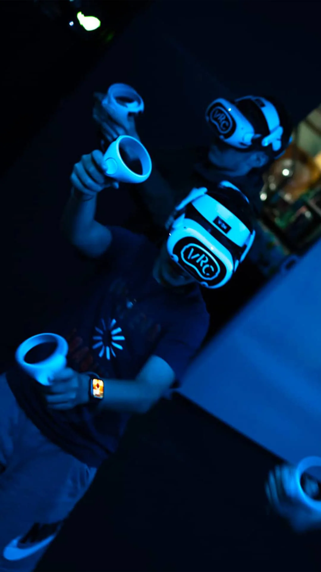 Primo piano di un ragazzo che gioca col visore VR in un'arena VRC