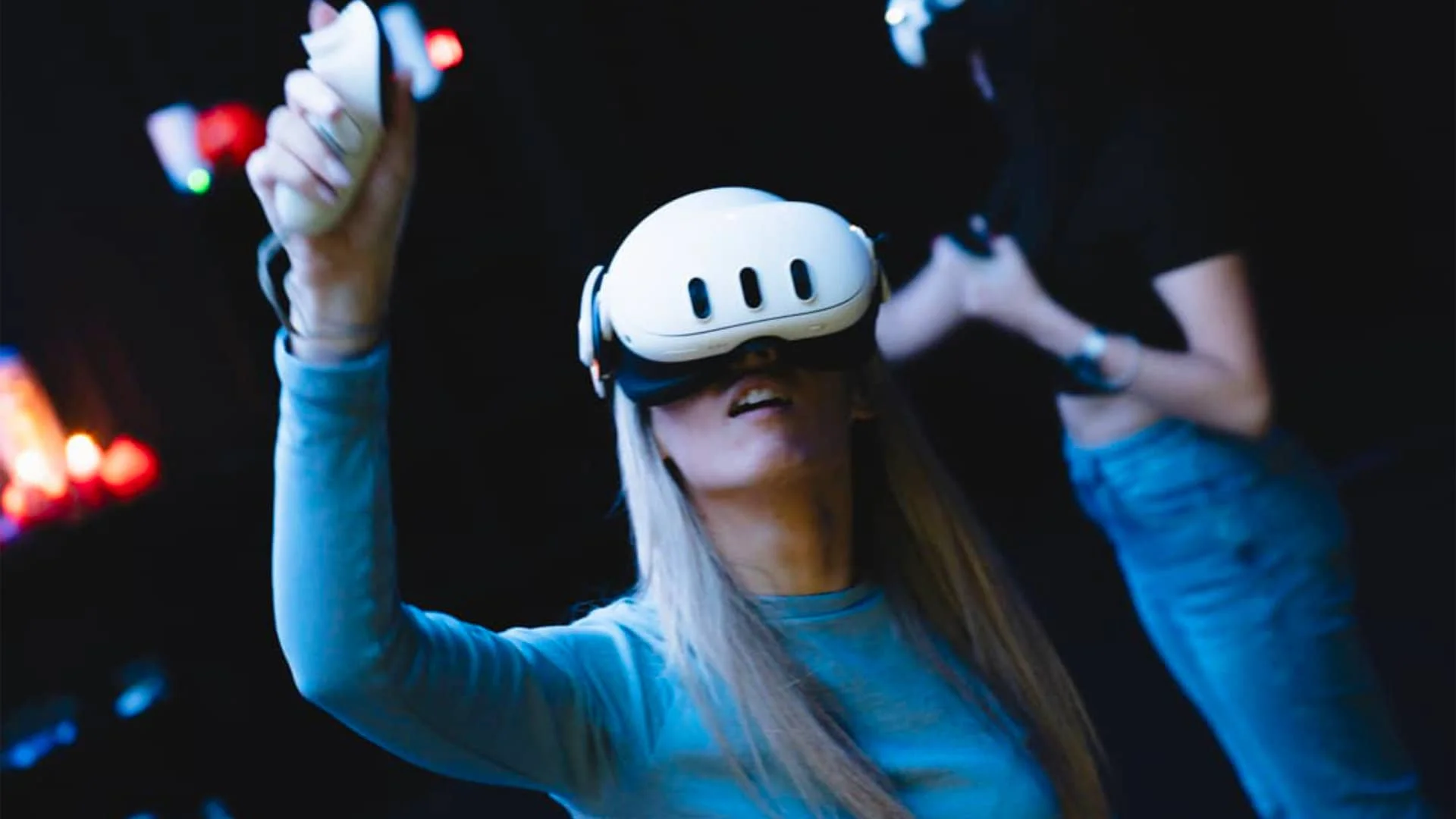 Primo piano di una ragazza in un'arena VR Club