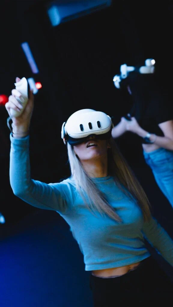 Primo piano di una ragazza in un'arena VR Club