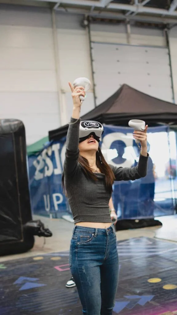 Primo piano di una ragazza che gioca con VR Club durante il Romics 2024