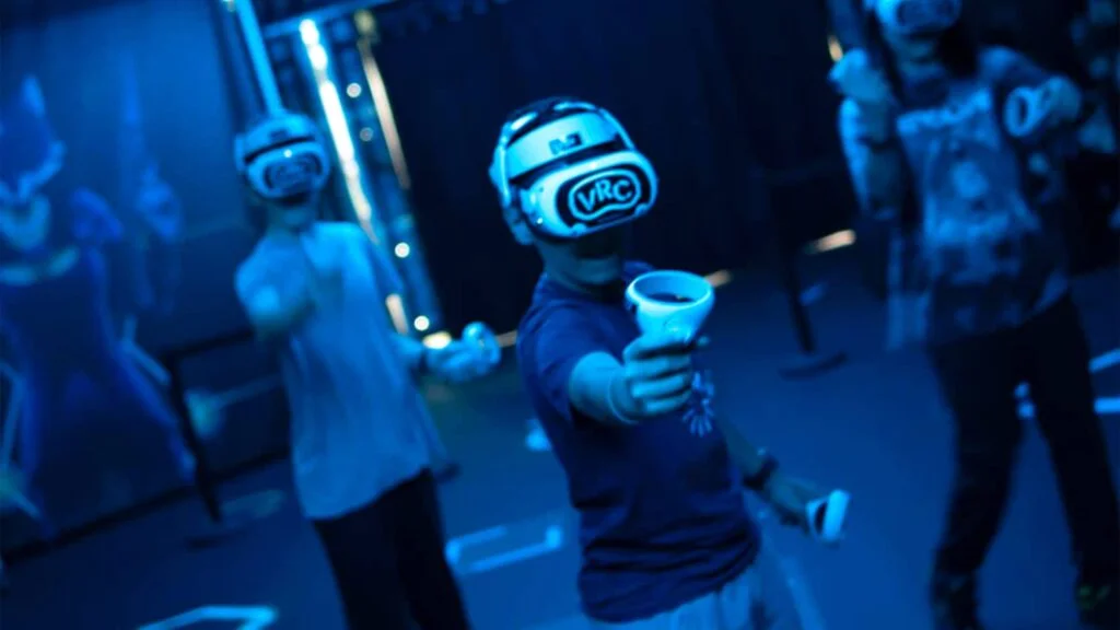 Primo piano di un ragazzo che gioca con il visore VR Club
