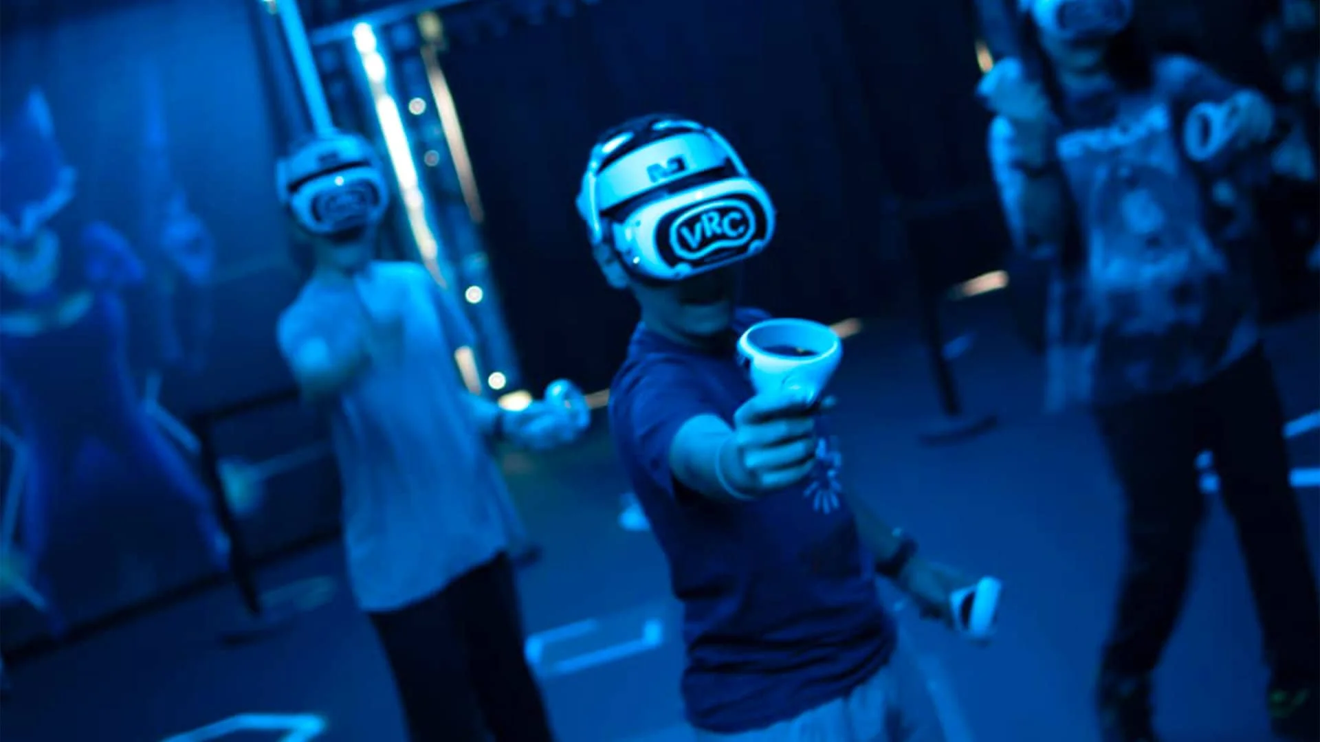 Primo piano di un ragazzo che gioca con il visore VR Club