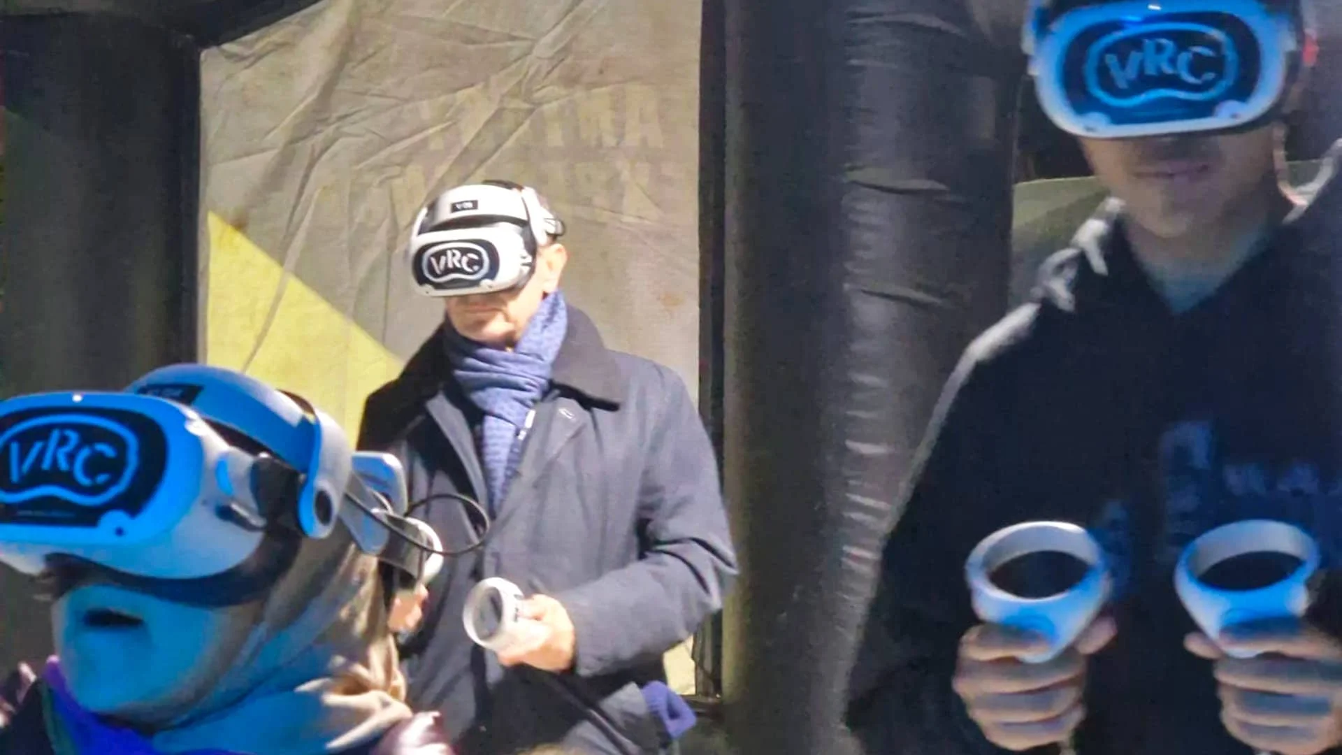 Virtual Village gruppo di persone che giocano